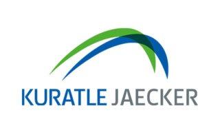 Logo der Firma Kuratle Jaecker mit grünem und blauem Bogen