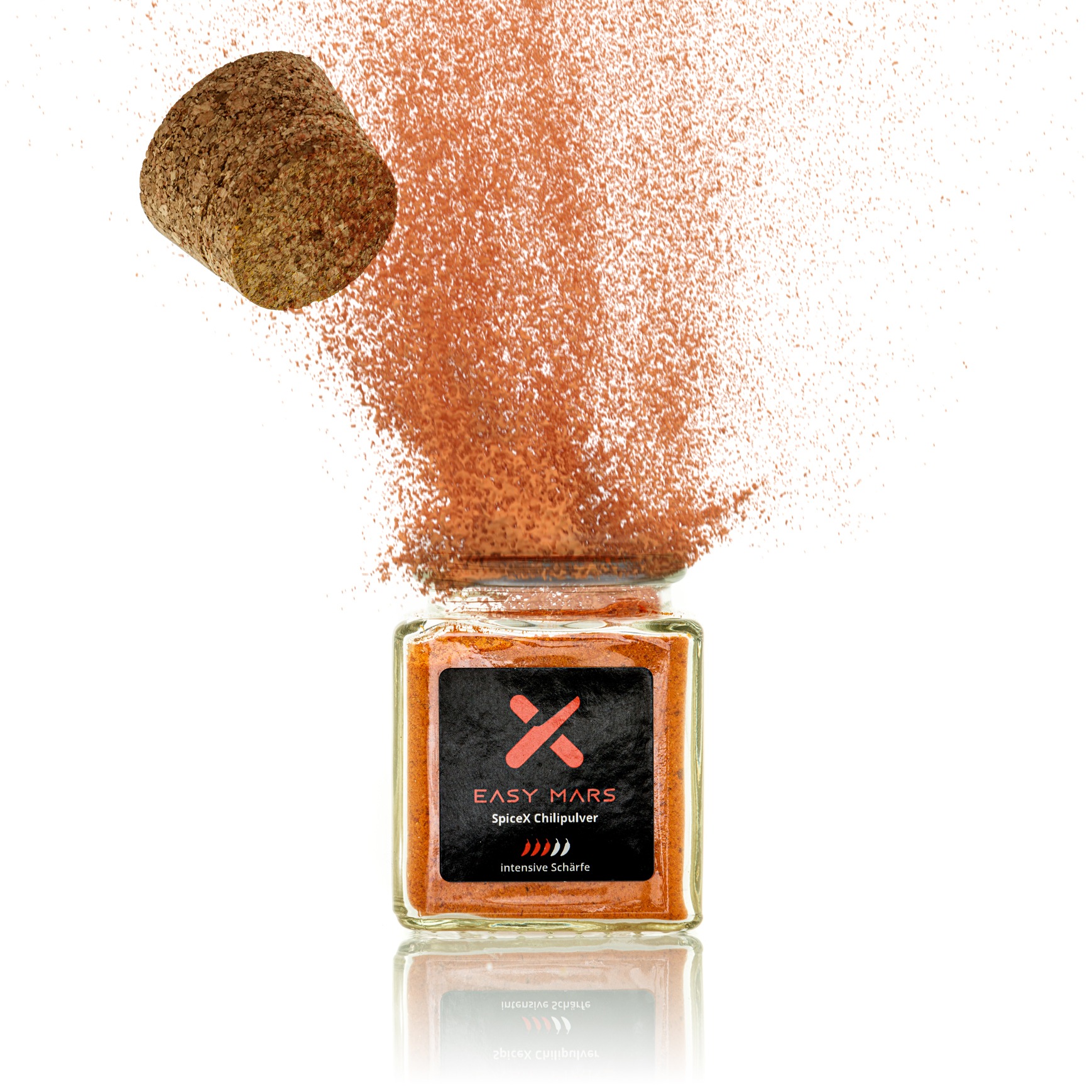 Chiliflocken im Glas von Easy Mars – Intensive Schärfe Hochwertiges Chiliflocken-Gewürz in einem quadratischen Glasbehälter mit Korkverschluss, freigestellt vor weißem Hintergrund.