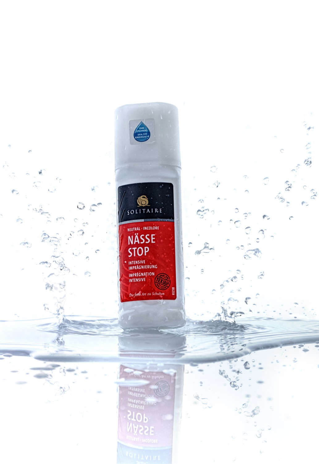 Weißes Imprägnierspray mit rotem Etikett, umgeben von Wasserspritzern