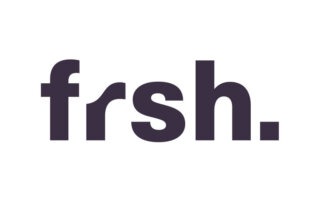 Modernes Logo-Design in dunklem Schriftstil auf weißem Hintergrund