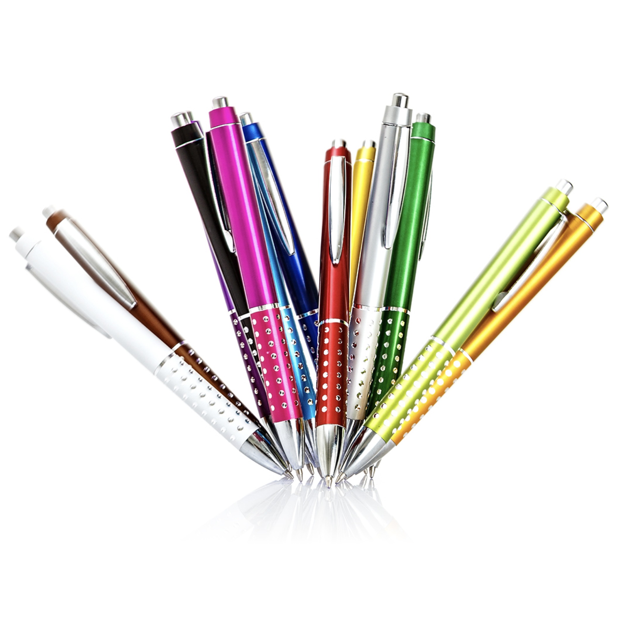 Bunte Kugelschreiber in verschiedenen Farben mit glänzenden Akzenten als Freisteller auf weißem Hintergrund